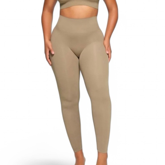 SKIMS Pants - SKIMS Soft Smoothing Seamless Leggings Size 3X Desert Limited Edition Shapewear